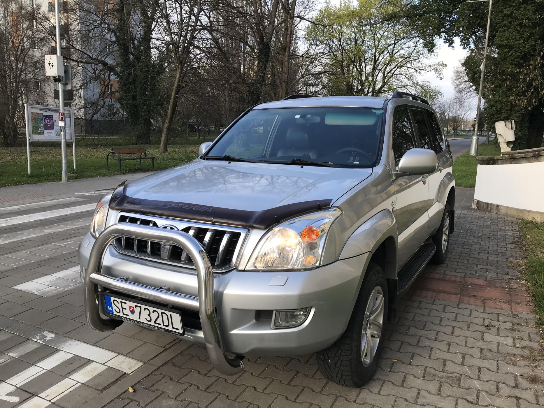 Land Cruiser pred Záhorskou galeriou